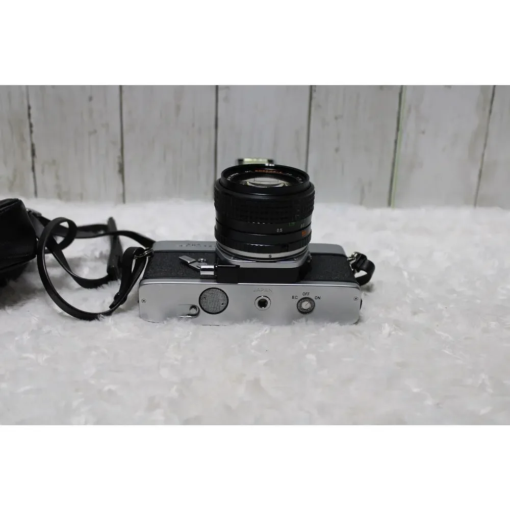 Minolta SRT 202 35mm Film Camera w/ Rokkor-X 50mm f/1.4 Lens & Vivitar Flash